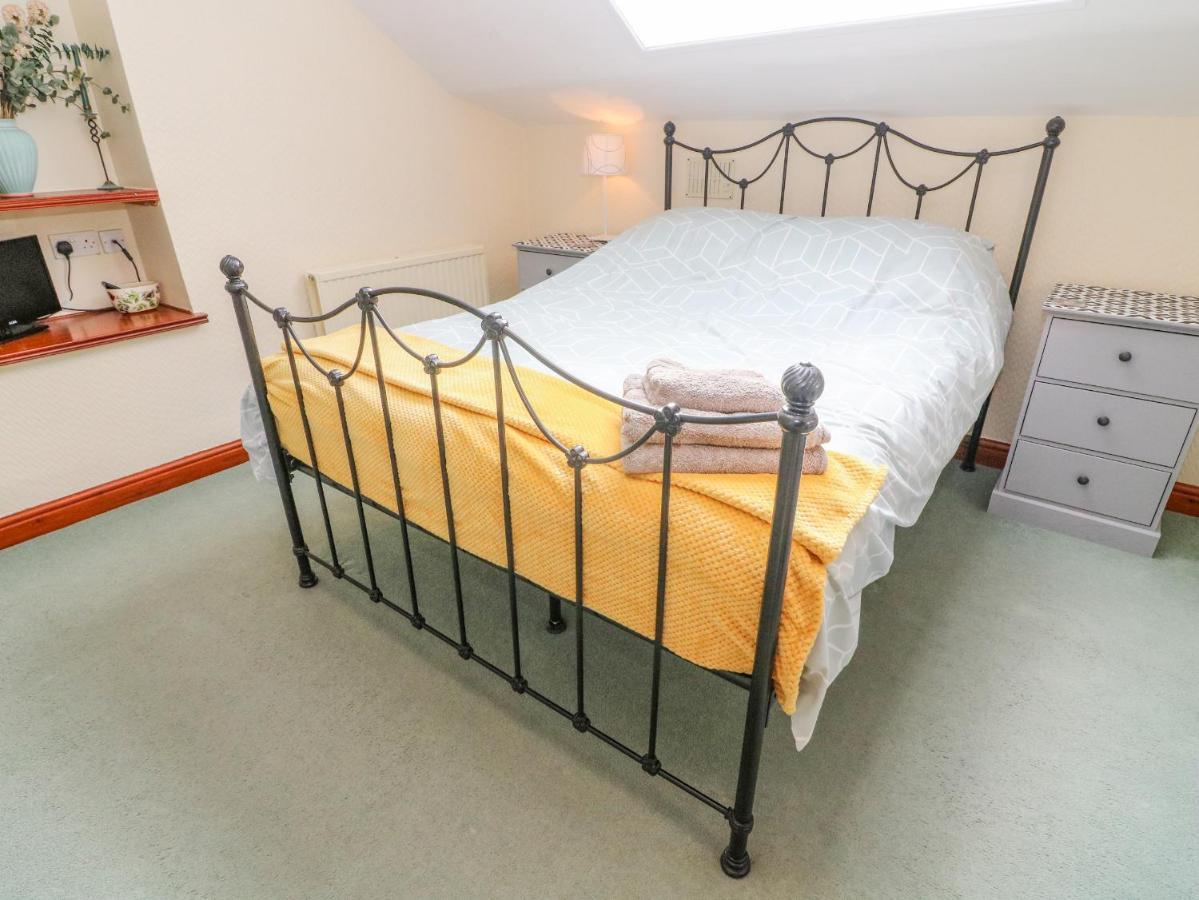 Watershed Cottage Settle Bagian luar foto